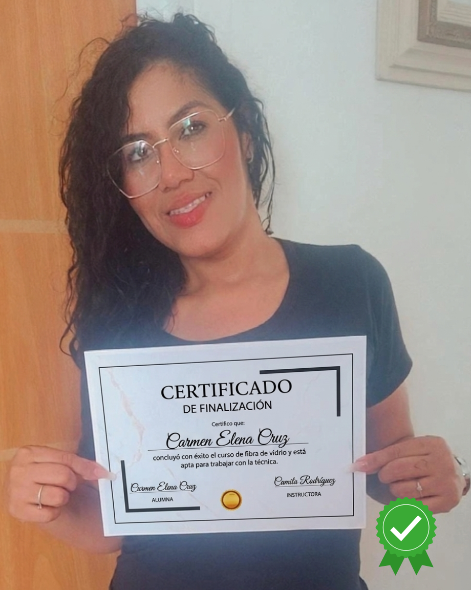 Alumna con certificado 3