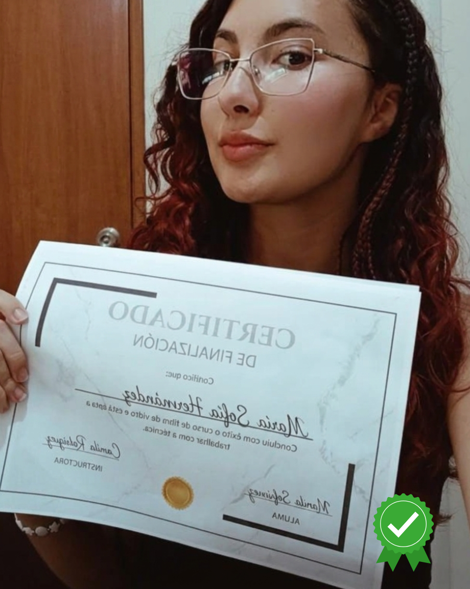 Alumna con certificado 5